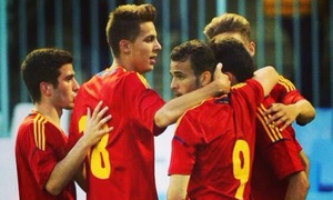 Iván Alejo celebra un gol con sus compañeros de la selección sub-19